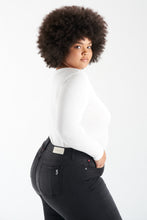 Load image into Gallery viewer, Crew Neck Long Sleeve T-shirt - White - SLINK JEANS
