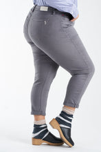 Load image into Gallery viewer, Mid Rise Boyfriend - Andy
