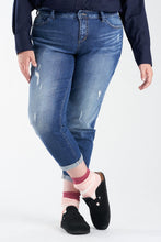 Load image into Gallery viewer, Mid Rise Boyfriend - Linda
