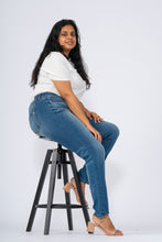 Load image into Gallery viewer, Mid rise slim fit - Peyton
